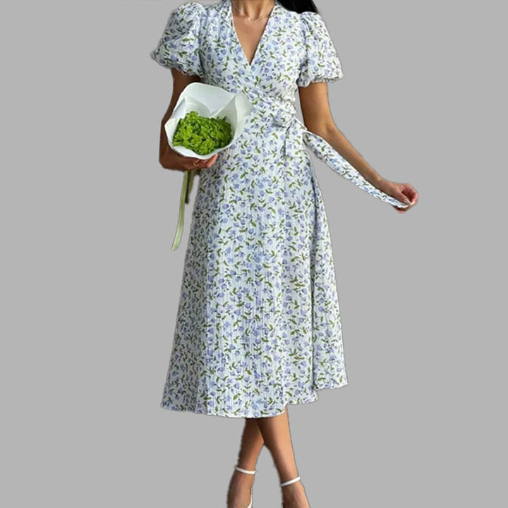 Robe portefeuille pour femmes avec des manches bouffantes volumineuses et des embellissements floraux Chic & Stil