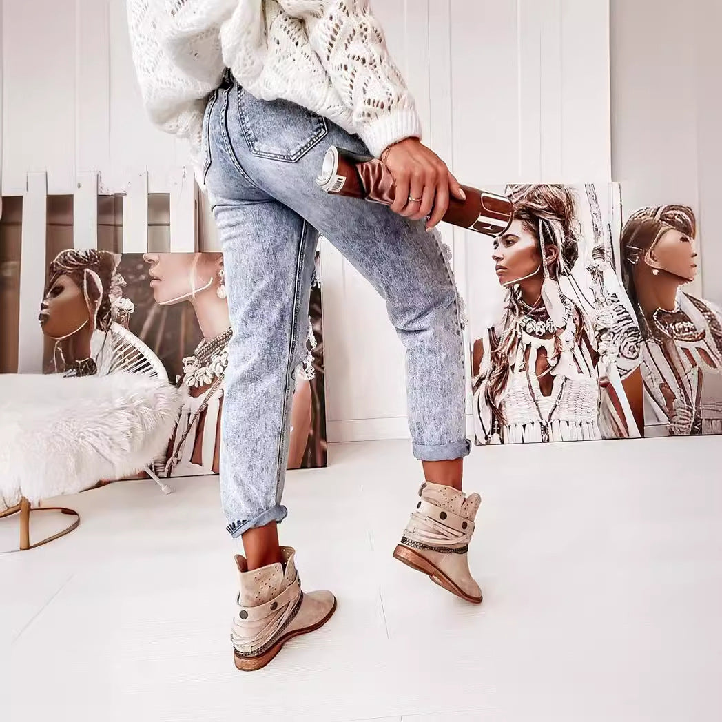 Women's destroyed jeans in casual boyfriend cut with high waist and details Lune London