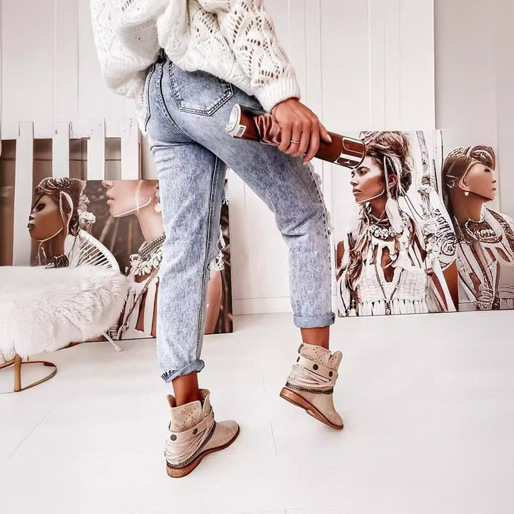 Women's destroyed jeans in casual boyfriend cut with high waist and details Lune London