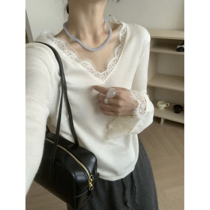 Pull en maille pour femmes avec un fin bord en dentelle et un décolleté en V Chic & Stil