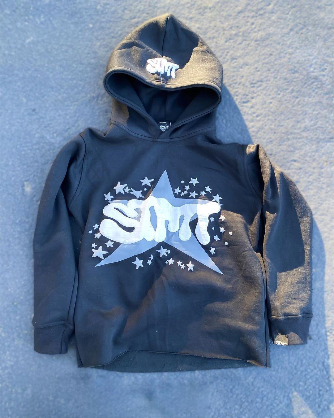 Women's hoodie with trendy graphic design Chic & Stil