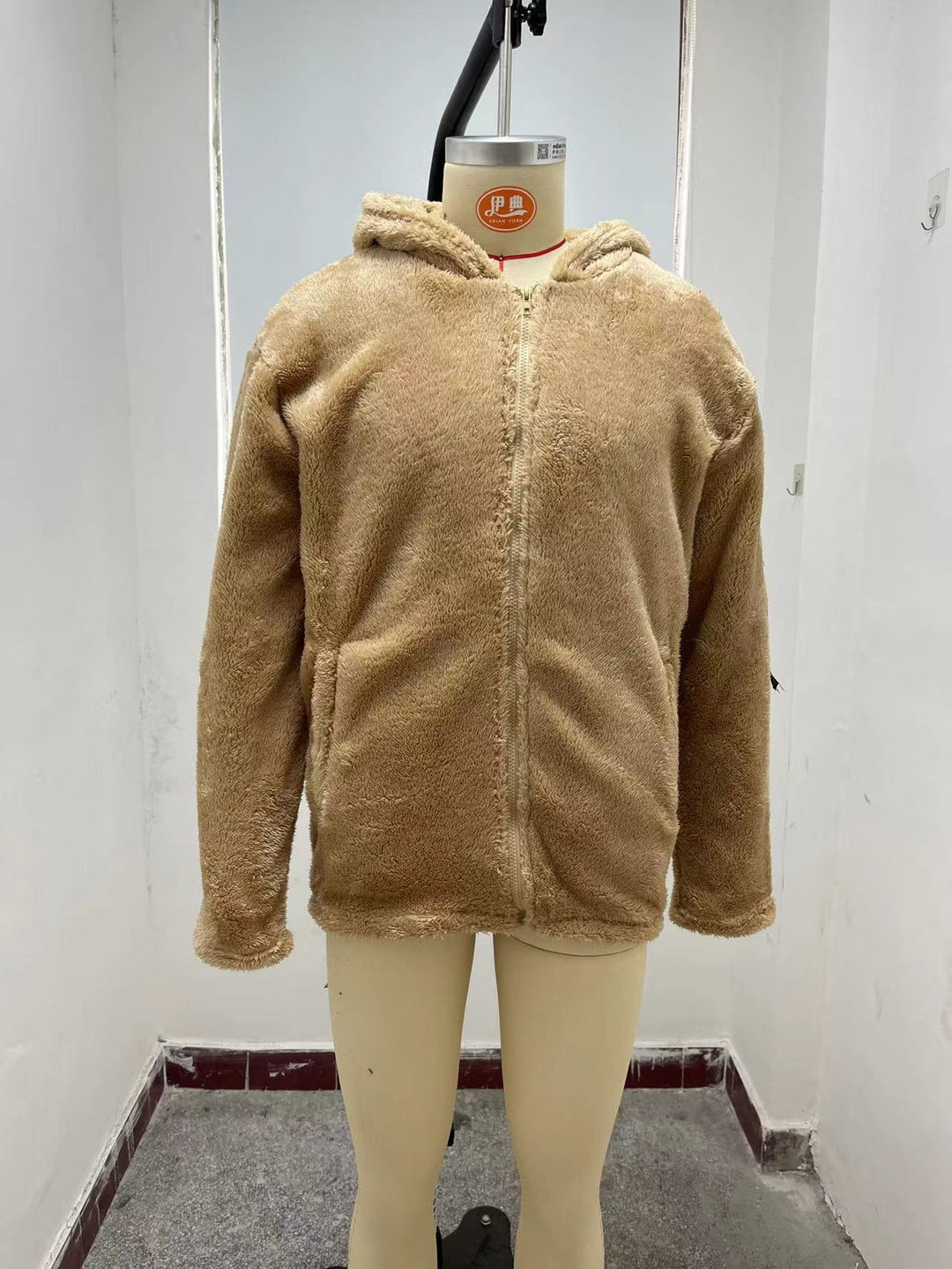Comfortable fleece jacket for men with a large hood and zipper Lune London