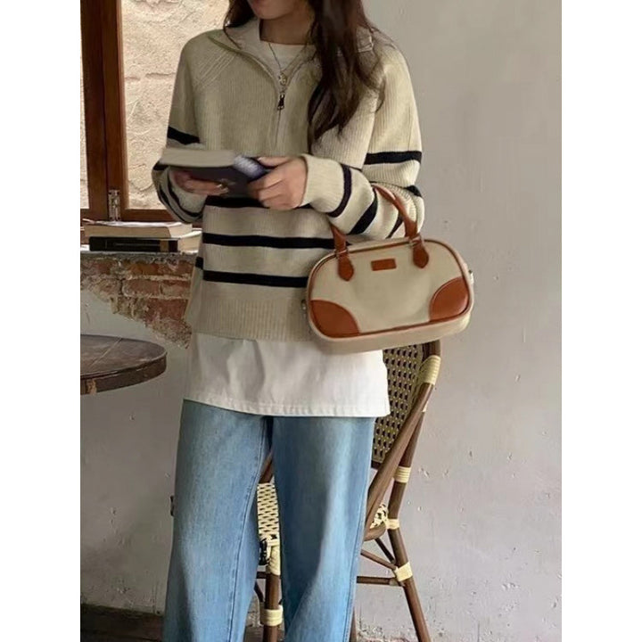 Pull féminin à la mode avec une fermeture éclair solide et un motif rayé Chic & Stil