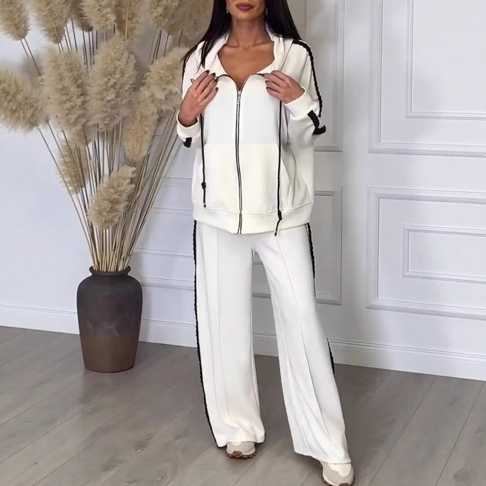 Ensemble de survêtement à capuche pour femmes avec des éléments latéraux contrastants Chic & Stil