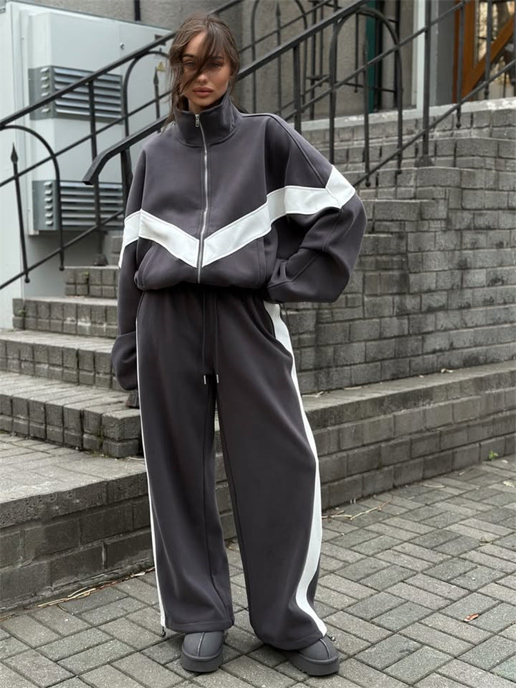 Women's sporty jogging suit with high collar and striking contrast stripes Chic & Stil