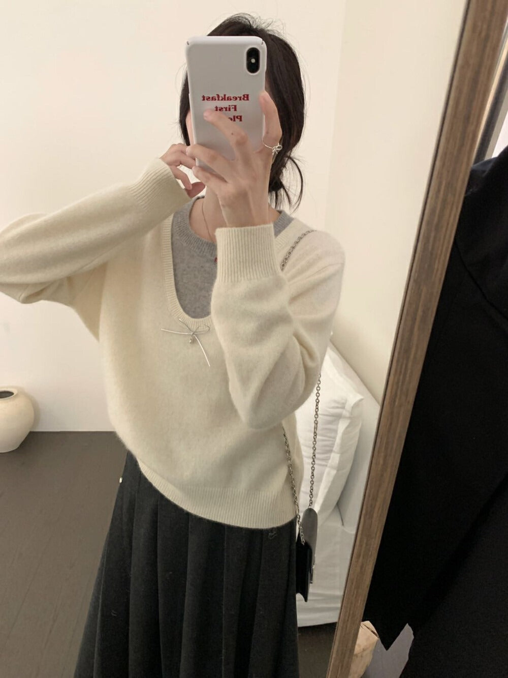 Pull femme avec col en V élégant et applique nœud en premium Chic & Stil