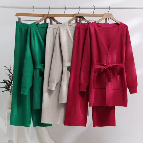 Fashionable women's knit lounge set with tied belt and practical pockets Lune London