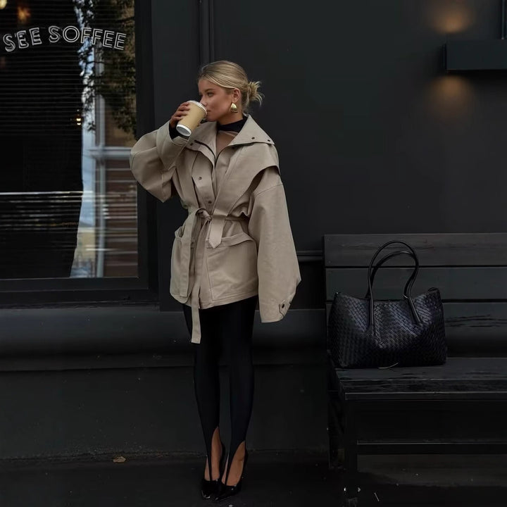 Veste utilitaire pour femmes à coupe moderne avec poches pratiques et ceinture Chic & Stil