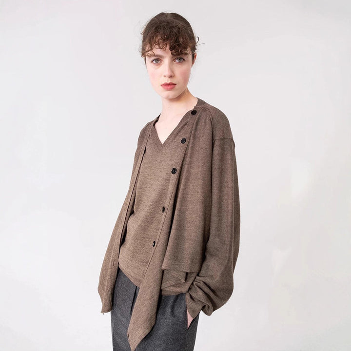 Cardigan en tricot décontracté pour femmes avec coupe asymétrique et détails de boutons Chic & Stil
