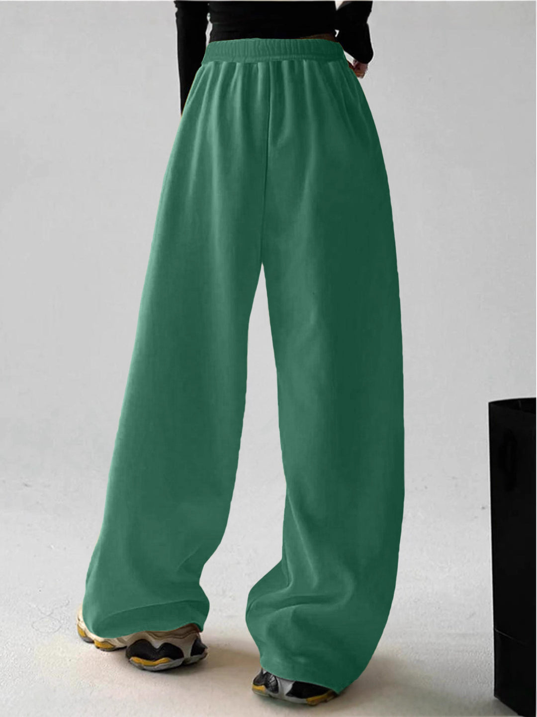Loose leisure pants for women with elastic waistband and side pockets Lune London
