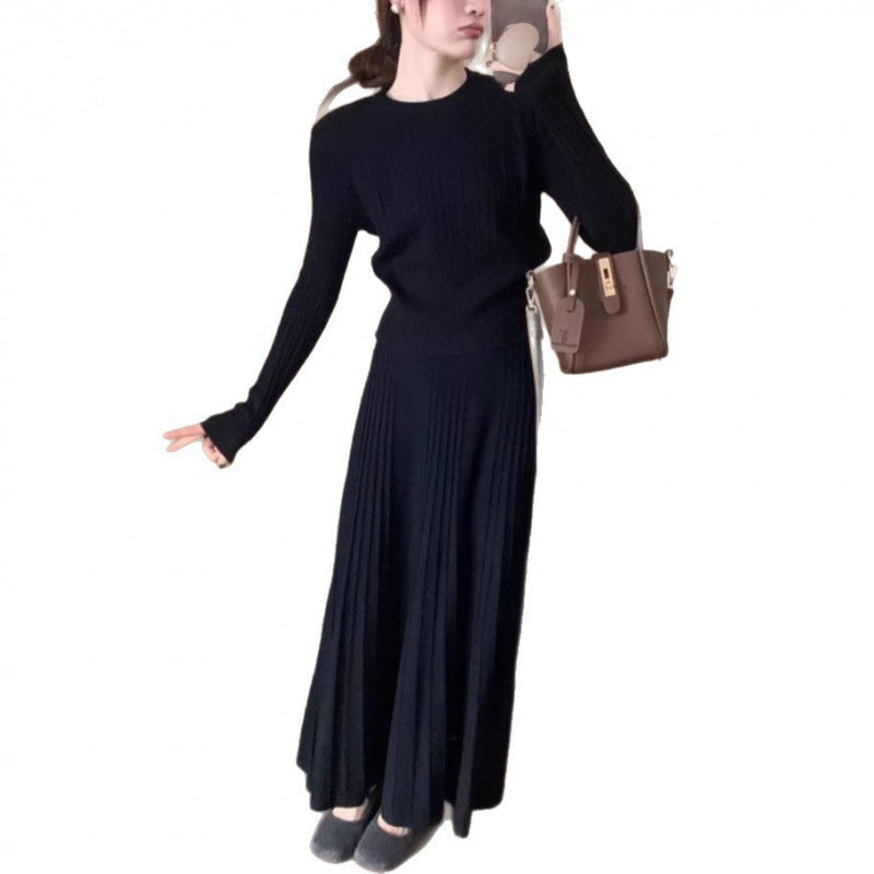 Ensemble en tricot pour femmes avec jupe plissée et pull ton sur ton Chic & Stil