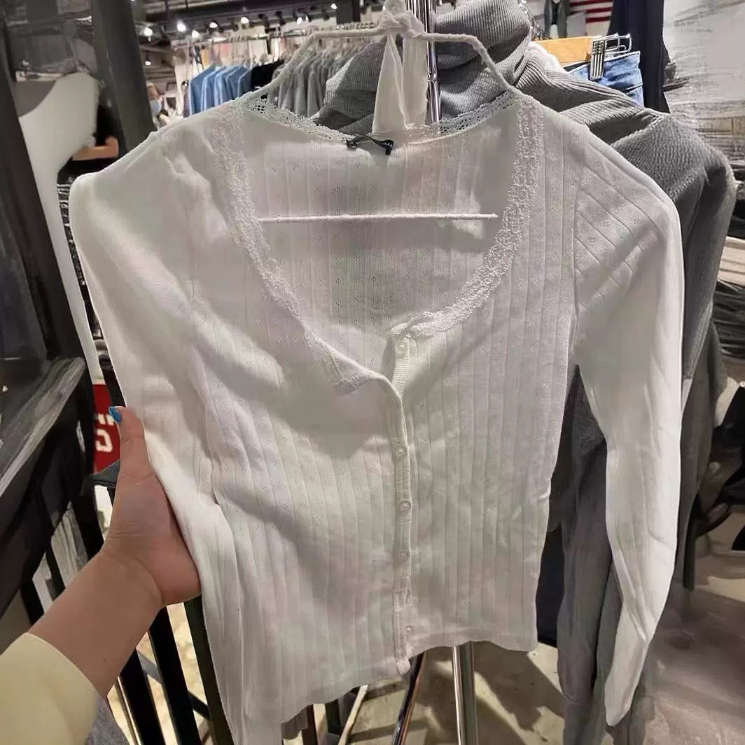 Chemisier féminin à manches longues fines avec délicate embellissement en dentelle Chic & Stil