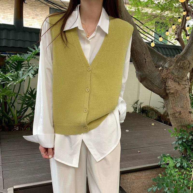 Gilet en tricot pour femmes avec un élégant col en V et fermeture à boutons Chic & Stil