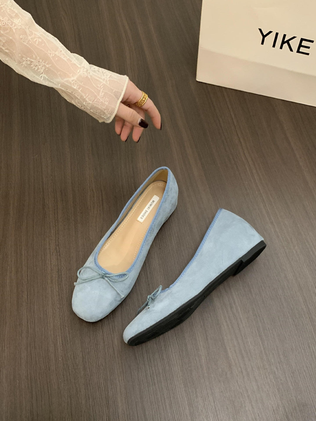 Women's ballerinas with delicate bow detail and velvety surface texture Lune London