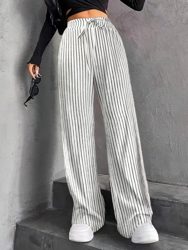 Pantalons plissés à coupe large pour femmes avec taille élastique et poches latérales pratiques Chic & Stil