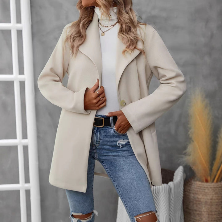 Veste féminine moderne de transition avec grand revers et fermeture à bouton Chic & Stil