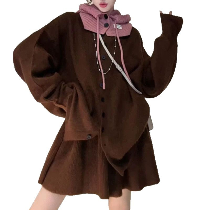 Ensemble tricot féminin avec des couches de pull contrastantes et une élégante patte de boutonnage Chic & Stil