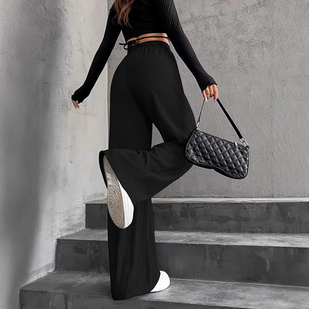 Wide pleated pants for women with elastic waistband and practical pockets Lune London