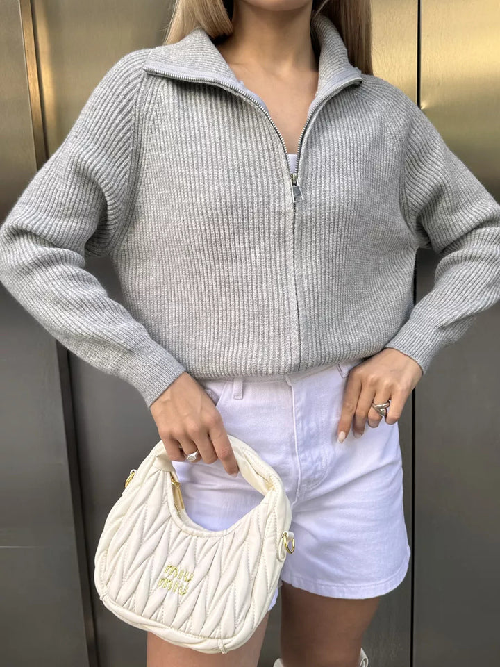 Veste tricotée pour femmes avec col haut Chic & Stil