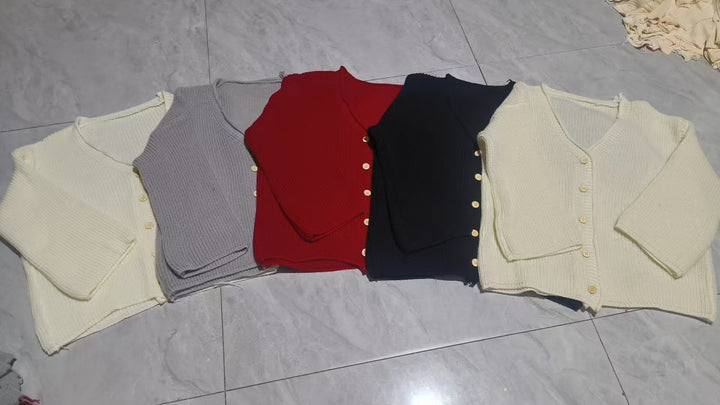 Ladies comfortable knitted cardigan with button closure and V neck Lune London