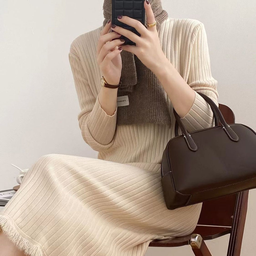 Robe tricotée à manches longues pour femmes avec un design en côtes texturé et un ourlet duveteux