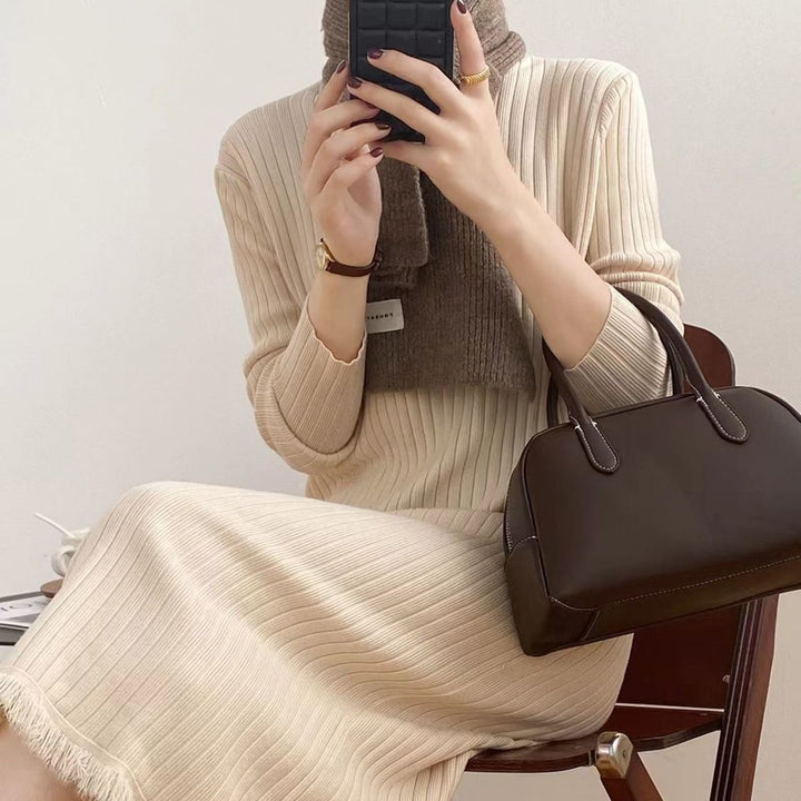 Robe tricotée à manches longues pour femmes avec un design en côtes texturé et un ourlet duveteux