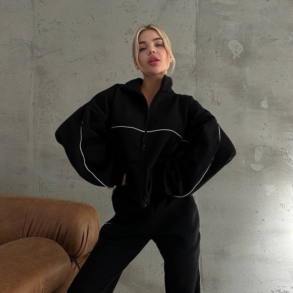 Comfortable fleece tracksuit for women with high collar and zipper Lune London