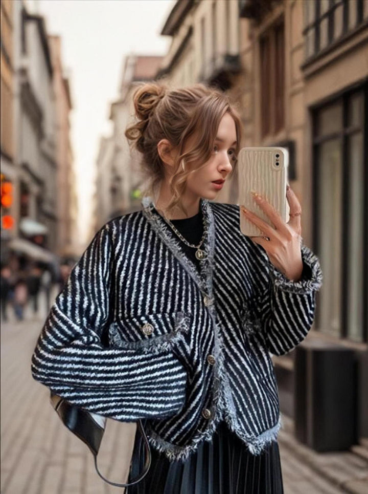 Femmes cardigan luxueux avec bords frangés et détails de boutons Lune London