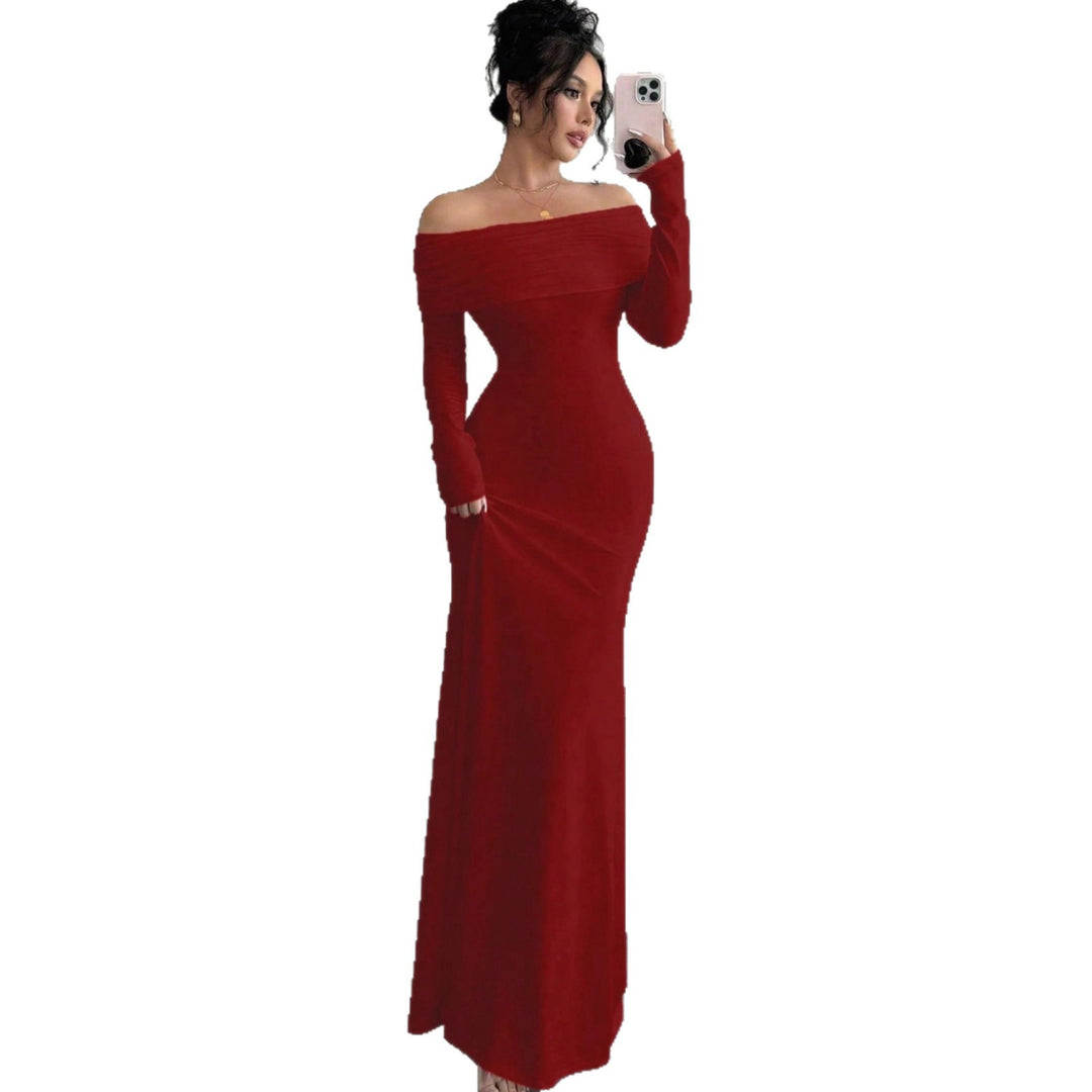 Elegant off-shoulder maxi dress for women with refined details at the back Lune London