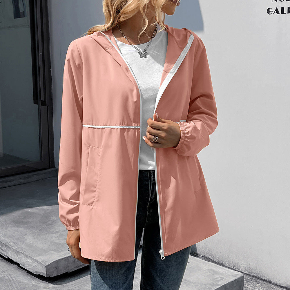 Veste de pluie légère pour femmes avec capuche pratique et poches latérales Lune London