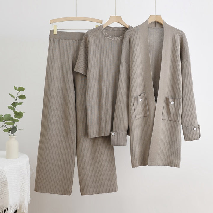 Knitted loungewear set for women with long sleeves and practical pockets Lune London