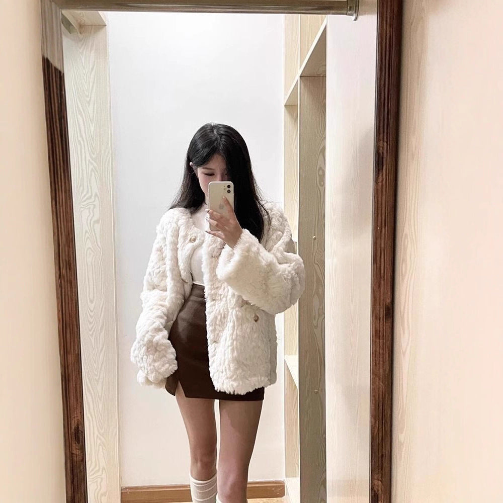 Cardigan féminin à la mode avec peluche douce et boutons décoratifs Chic & Stil
