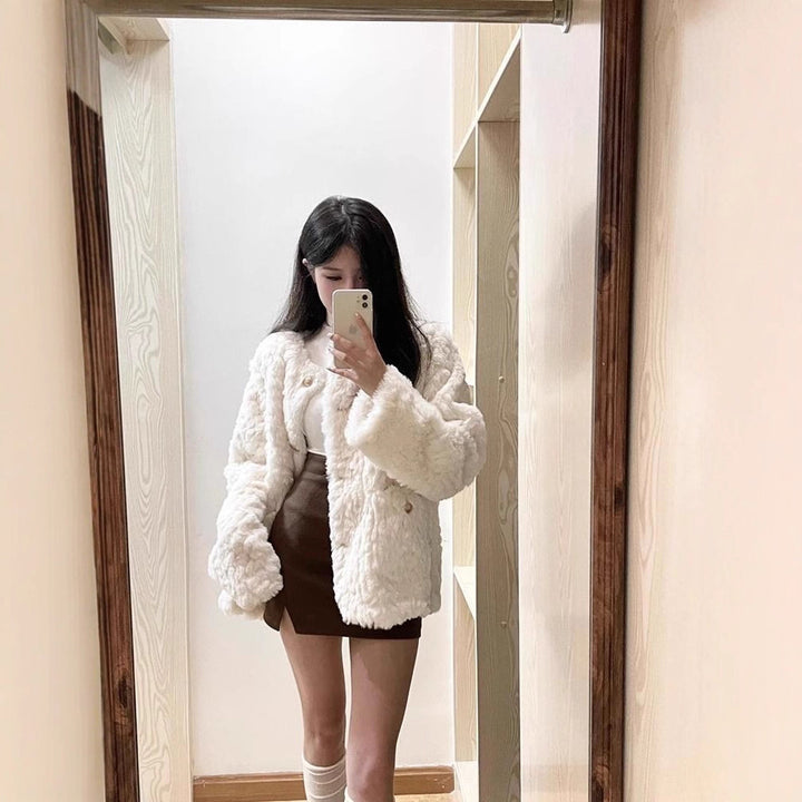 Cardigan féminin à la mode avec peluche douce et boutons décoratifs Chic & Stil