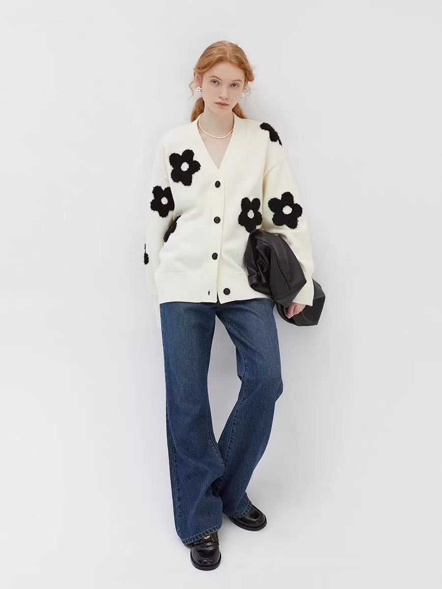 Cardigan pour femmes avec des appliqués floraux et fermeture à boutons Chic & Stil