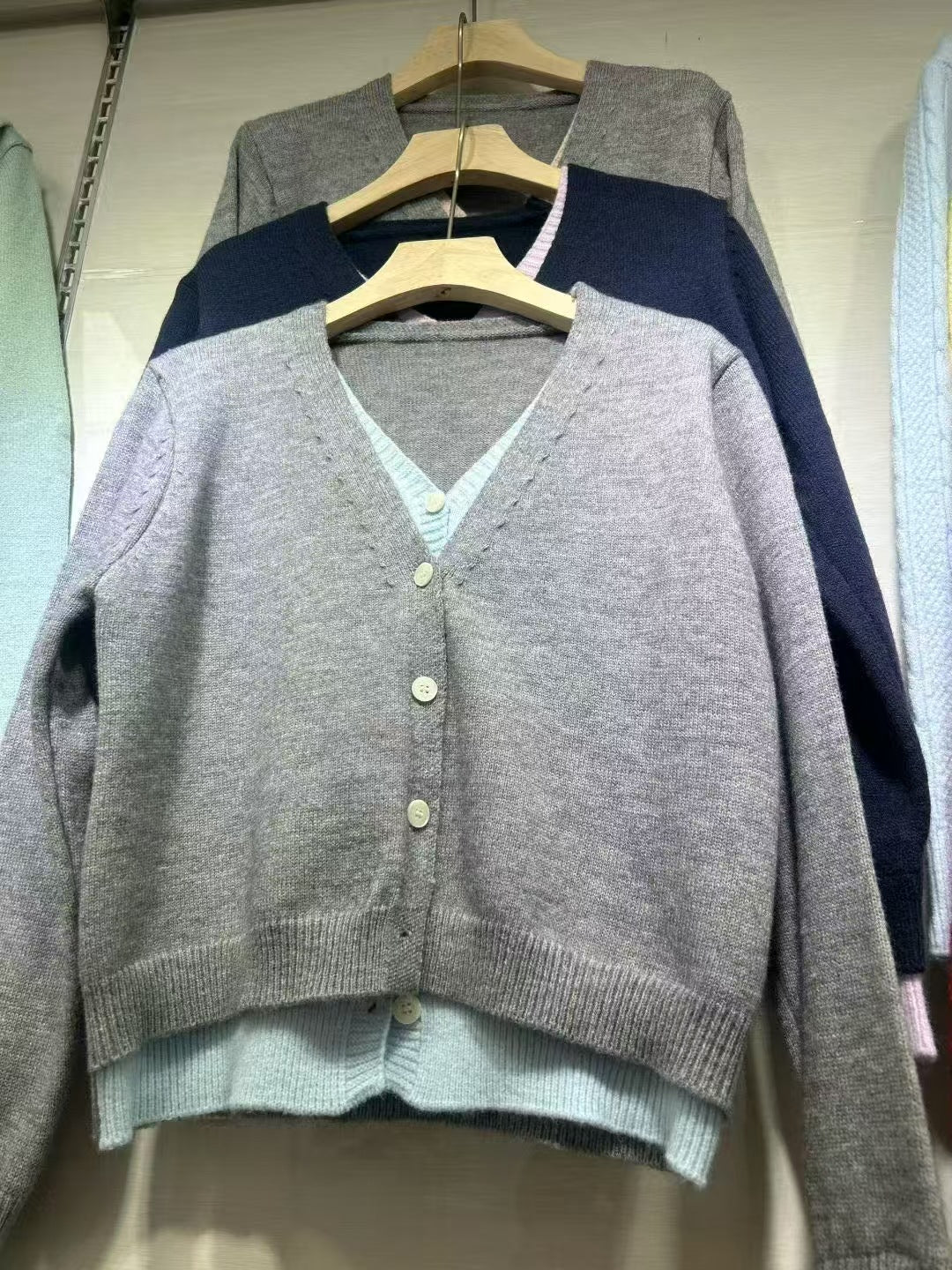 Cardigan intemporel pour femmes avec col en V et poignets contrastants Chic & Stil
