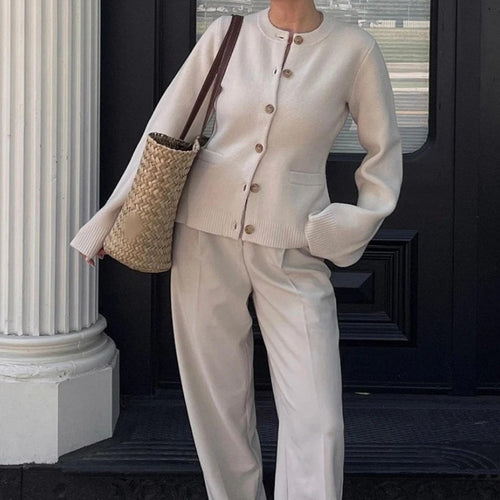 Women Elegant knitted cardigan with a loose fit and chic button details