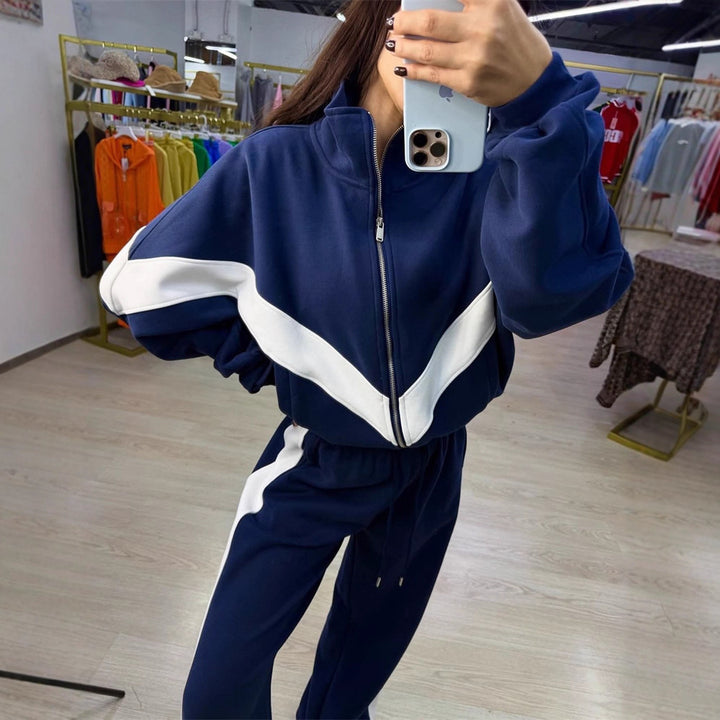 Women's sporty jogging suit with high collar and striking contrast stripes Chic & Stil