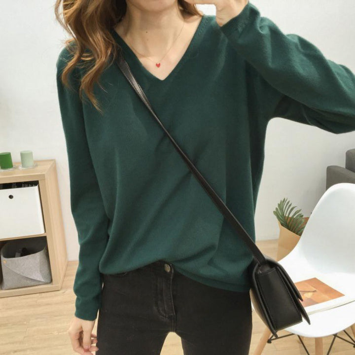 Pull féminin à col en V avec une coupe décontractée et des matériaux doux Chic & Stil