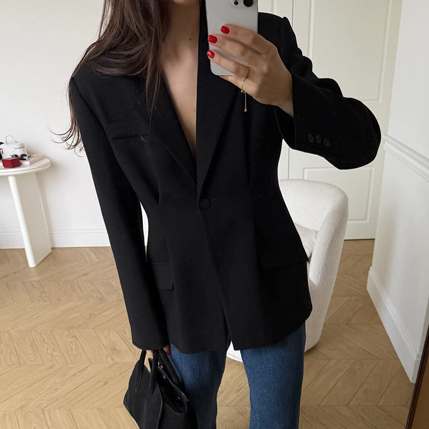 Elegant blazer jacket for women with a fitted cut and modern details Lune London