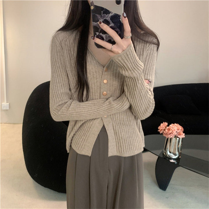 Cardigan femme avec des boutons décoratifs et un décolleté en V profond Chic & Stil
