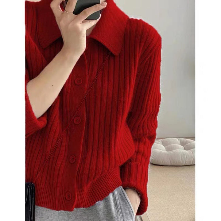 Cardigan pour femmes avec un élégant plastron à boutons et un design à côtes ultra-moderne Chic & Stil