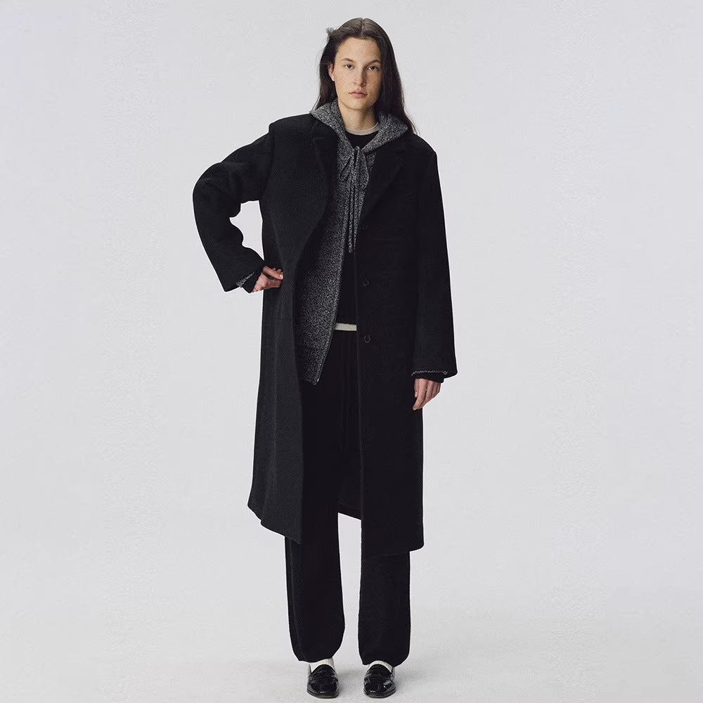 Manteau long élégant pour femme avec des revers tendance et des poches plaquées Chic & Stil