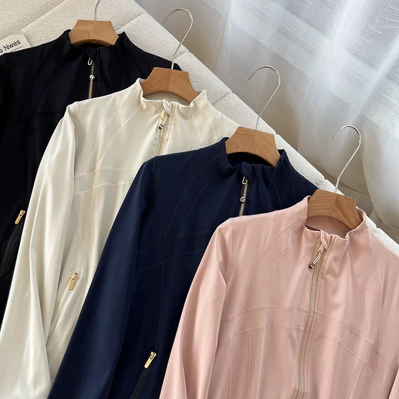 Veste de sport élégante pour femmes avec col haut et fermeture éclair innovante Chic & Stil