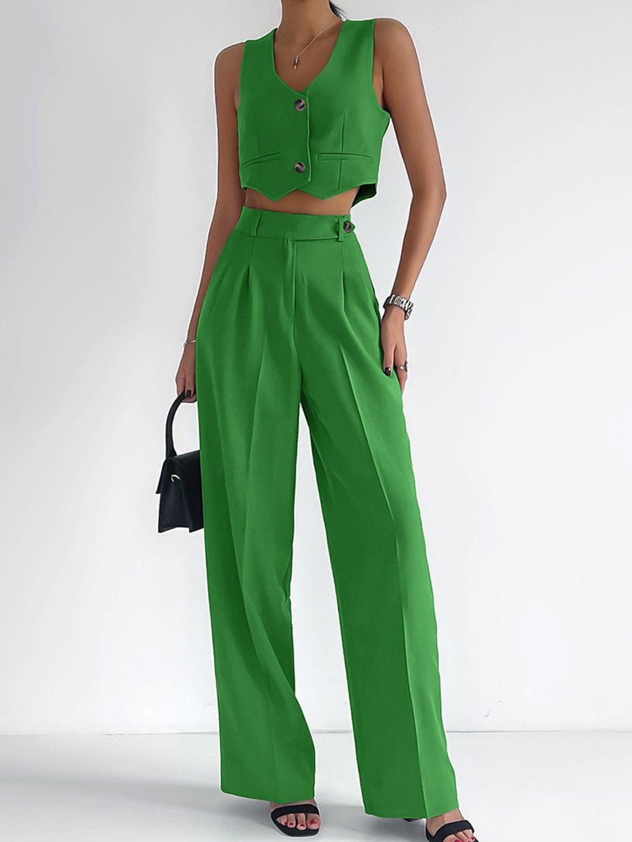 Women's trendy two-piece set with mid-calf pants and modern crop top Lune London