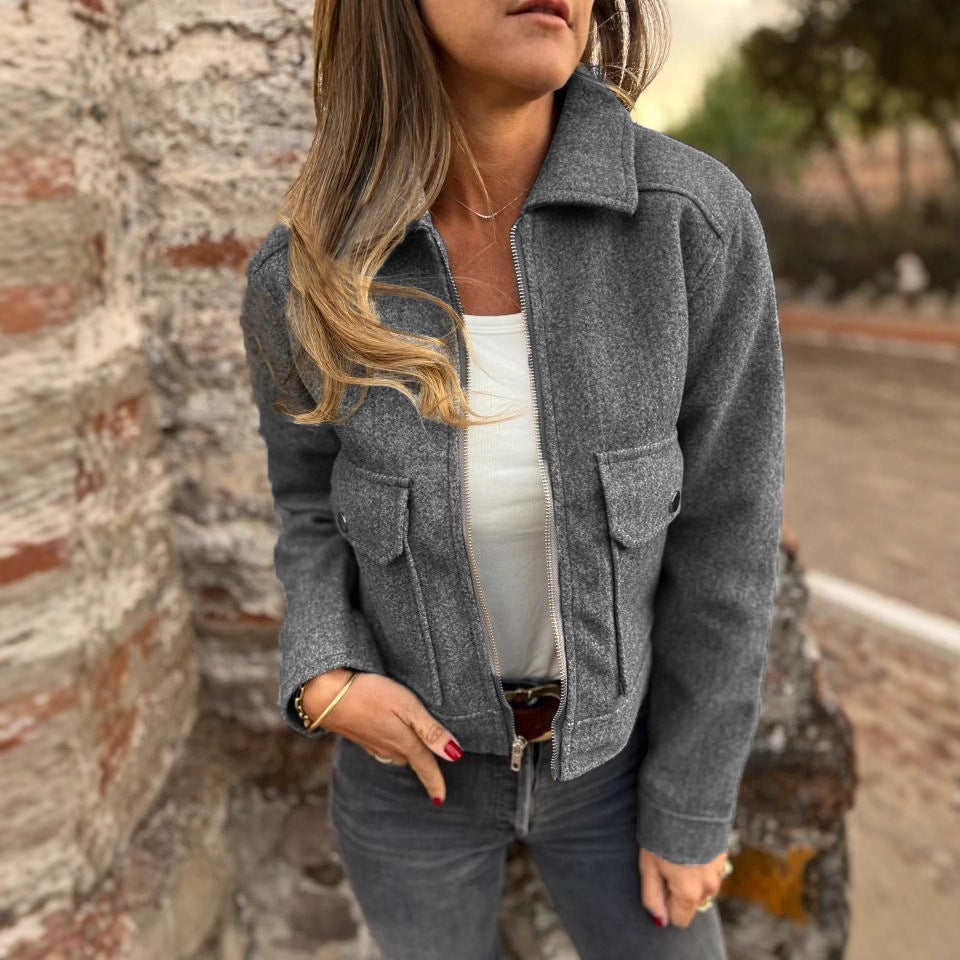 Veste féminine décontractée courte avec poches poitrine pratiques et fermeture éclair Chic & Stil