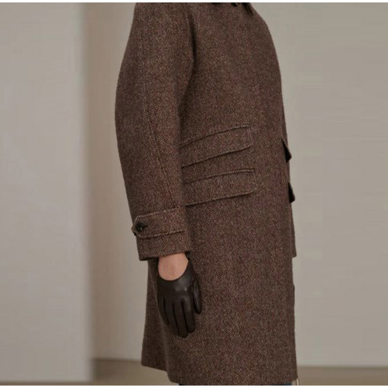Elegant wool coat for women with pockets and contrasting buttons Lune London