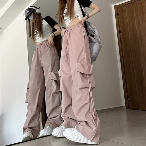 Women’s cargo pants in urban style with side pockets and elastic waistband