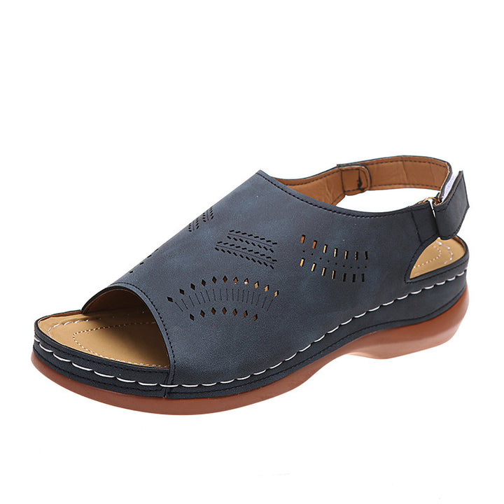 Comfortable clogs for women with a breathable surface structure and an ergonomic sole Lune London