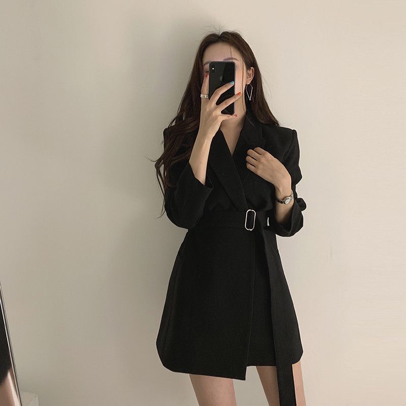Robe blazer pour femmes avec coupe ajustée et ceinture Chic & Stil