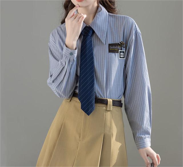 Blouse rayée classique pour femmes avec une forme de col moderne Chic & Stil